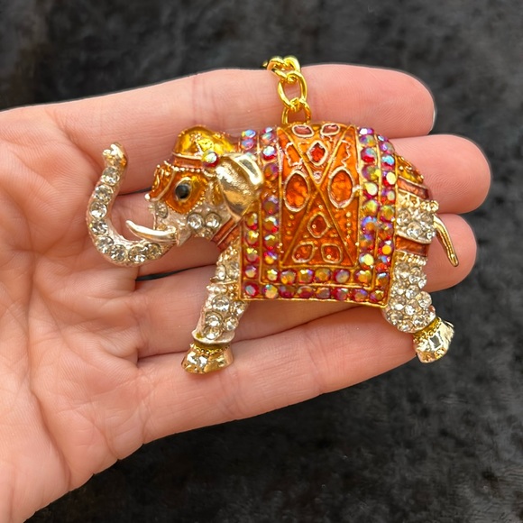 Betsey Johnson Elephant Pendant - Picture 2 of 5